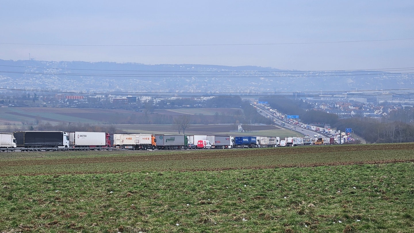 Engelbergtunnel A2: Truck Skids, Causes Massive Damage and Hours of Closure